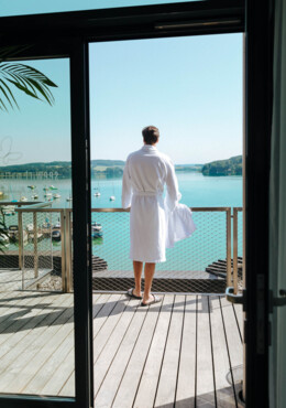 Ein Paar genießt den Ausblick im Panoramapool