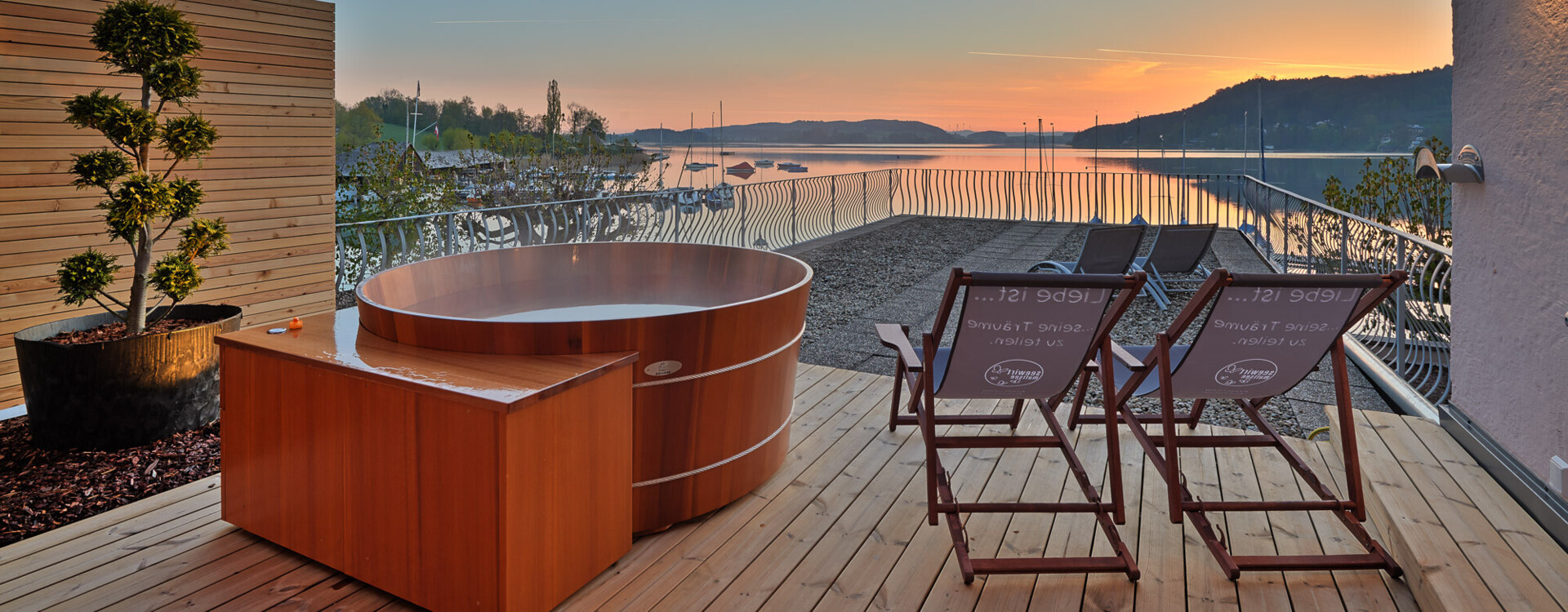 Der geräumige Schlafbereich in der Wellness-Suite mit eigener Sauna