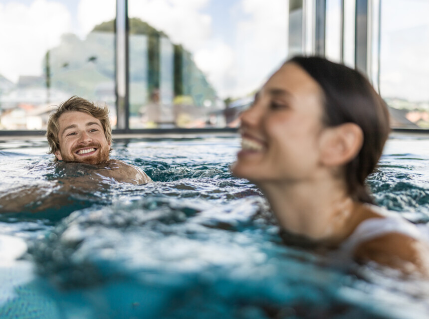 Ein Paar schwimmt im Pool des Hotels Seewirt Mattsee