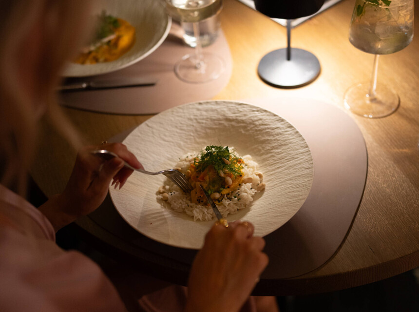 Eine Frau genießt das Candle-Light-Dinner