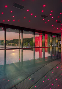 Der beleuchtete Panorama-Pool in der Abenddämmerung
