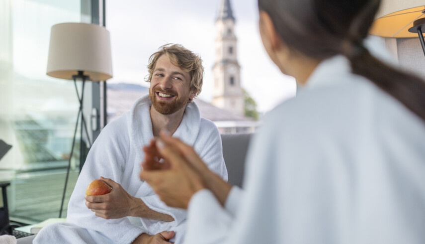 Ein Paar genießt im Ruheraum den Wellnesstag