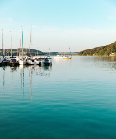 Blick auf den See mit Segelbooten