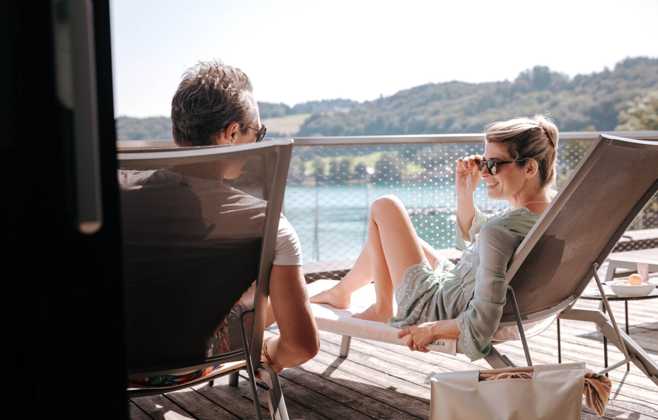 Ein Paar genießt den Ausblick des Panoramapools