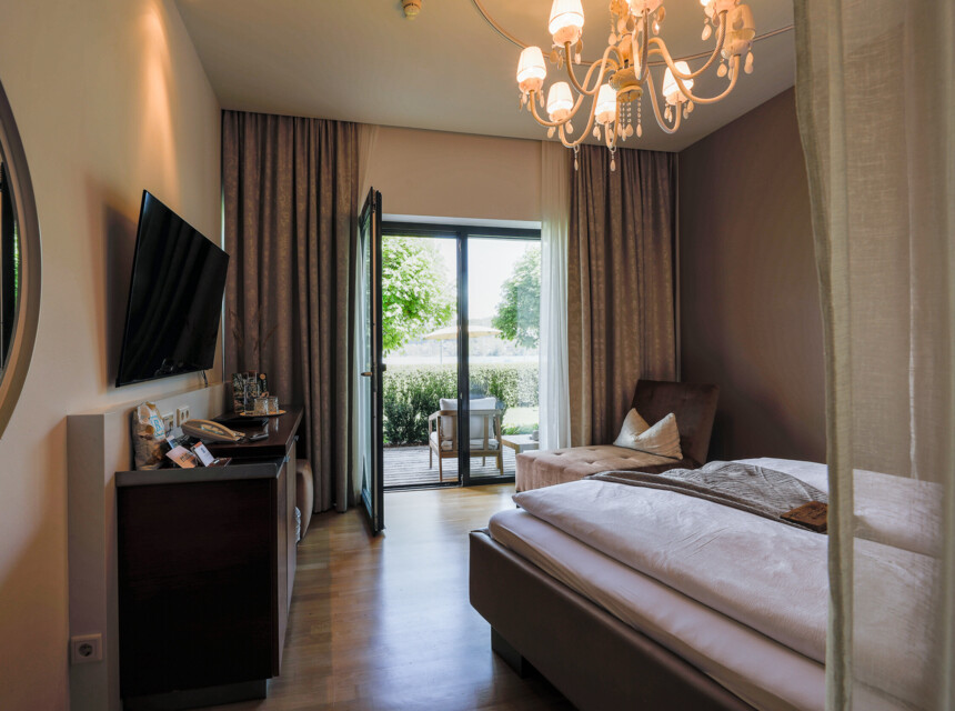 Eines der hellen und geräumigen Zimmer im Hotel Seewirt Mattsee