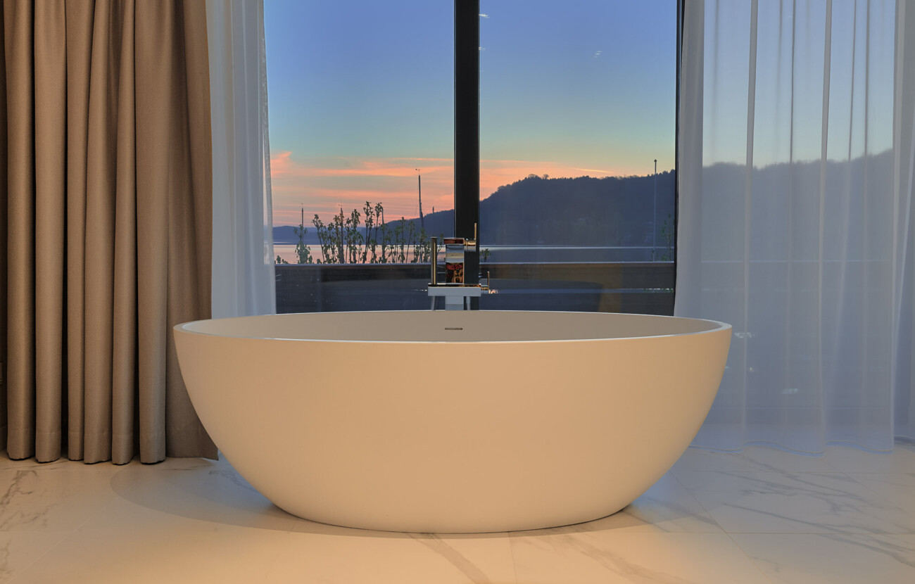 Blick von der Badewanne auf den See