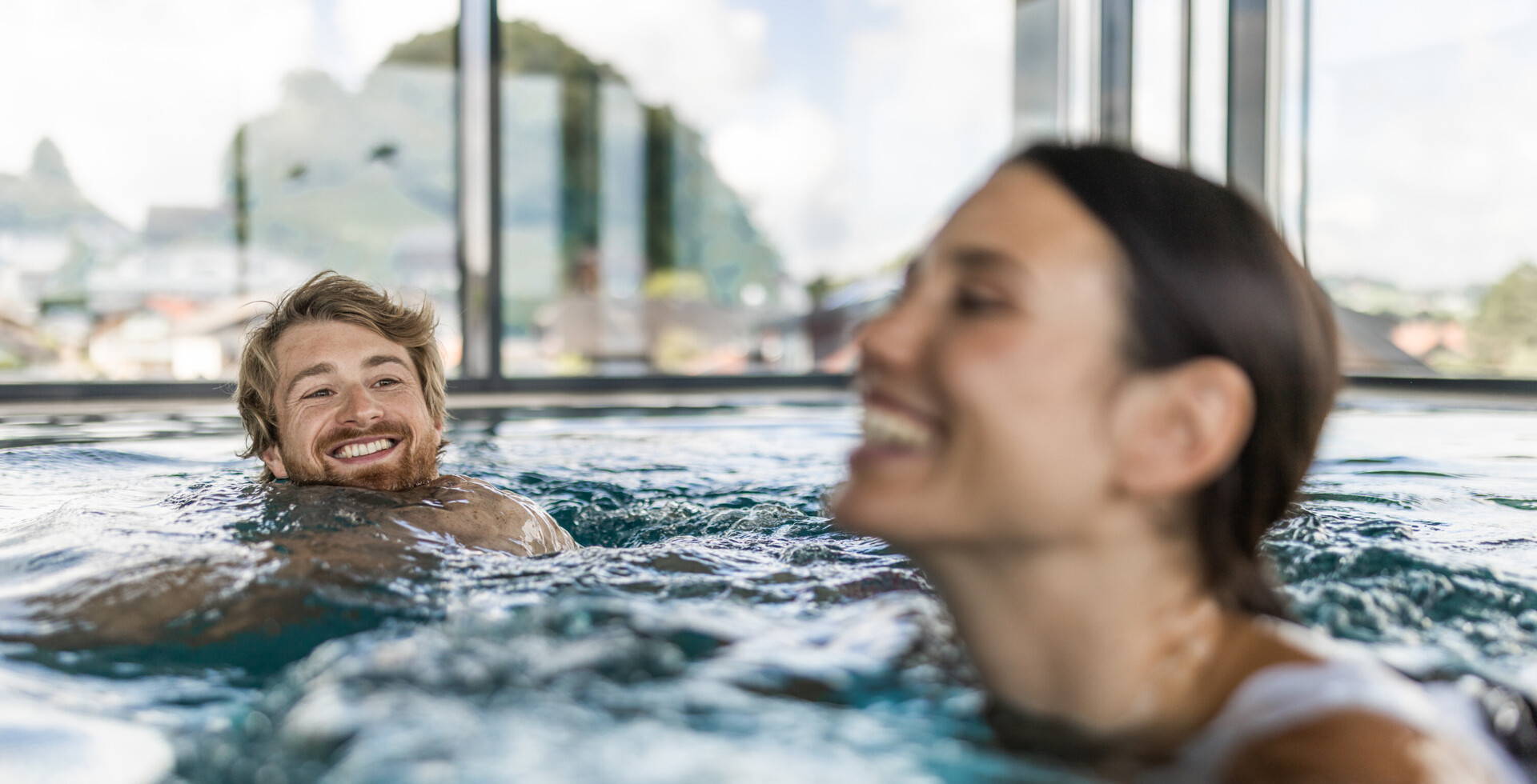Ein Paar genießt den Ausblick auf den See von der Hotel-Terrasse im Seewirt Mattsee aus