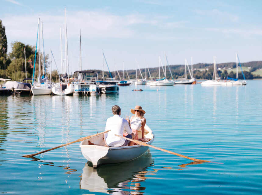 Ein Paar feiert den Hochzeitstag im Hotel