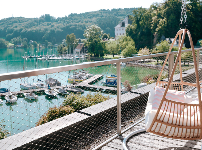 Blick auf den Mattsee von der Dachterrasse mit Sonnenliegen des Hotels Seewirt Mattsee