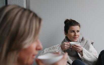 Freundinnen beim Wellnessen am See im Wellnesshotel mit Hallenbad