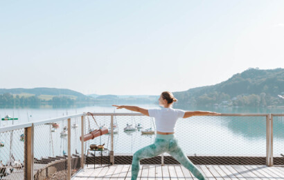 Frau macht Yoga auf der Dachterrasse