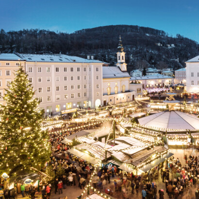 Der hellerleuchtete Christkindlmarkt beim Adventurlaub in Salzburg