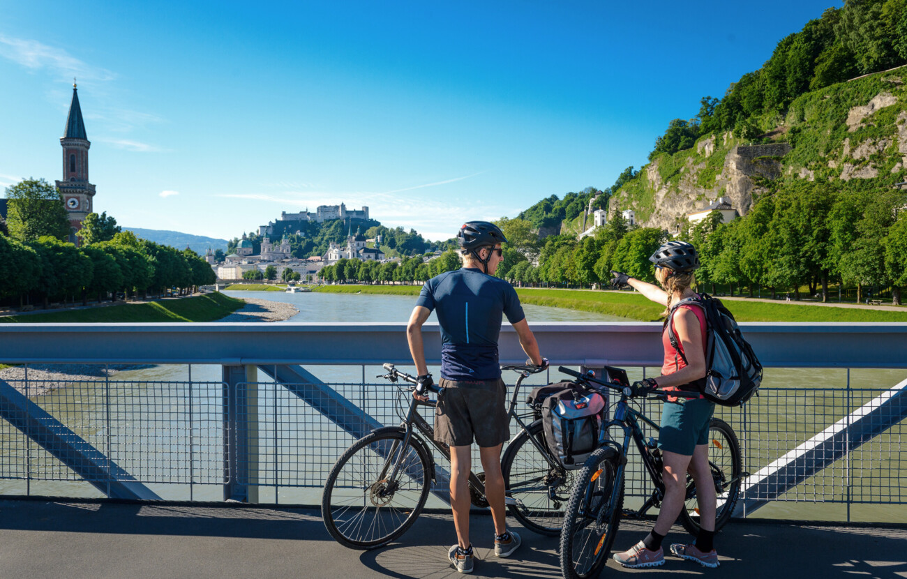 Radurlaub in Salzburg mit Blick auf die Altstadt über die Salzach