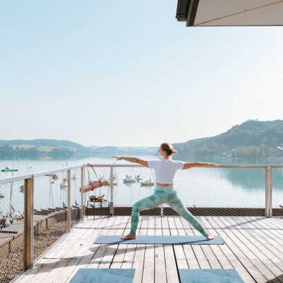 Frau macht Yoga auf der Dachterrasse