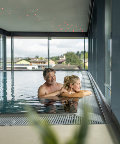 Ein Paar genießt die Ruhe im Panorama-Pool