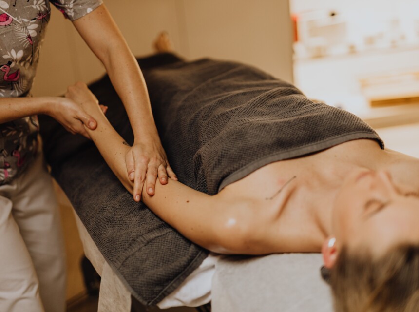 Eine Frau wird im SPA bei den Schultern Massiert