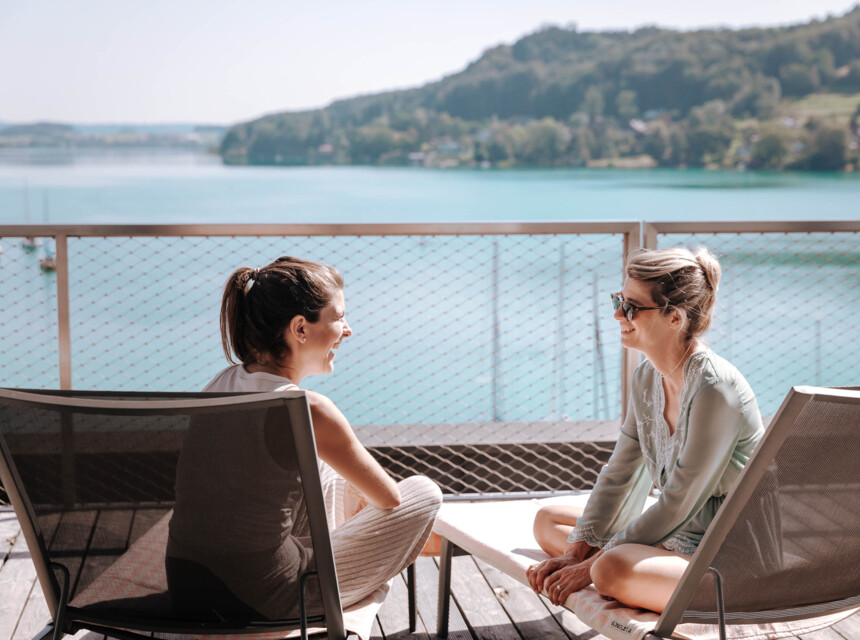 Ein Paar liest eine Zeitschrift im Ruheraum