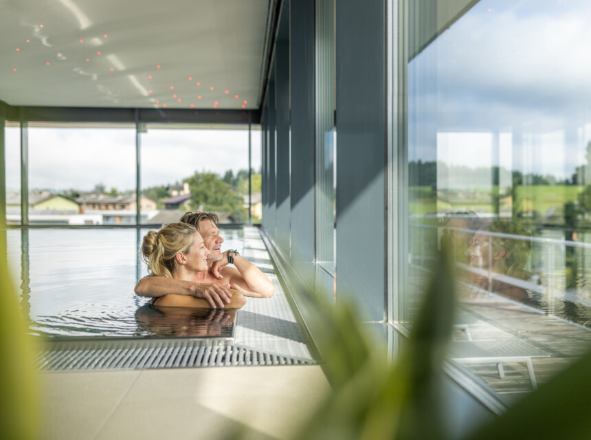 Ein Paar genießt den Ausblick vom Infinity-Pool
