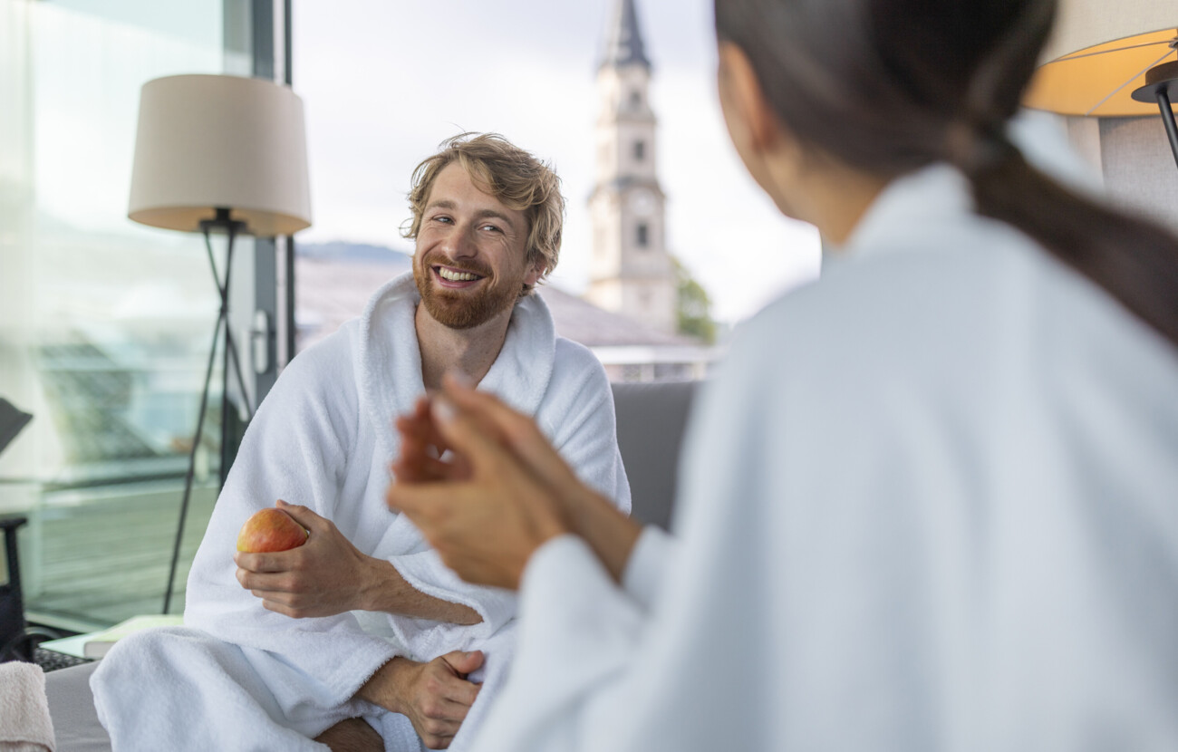 Ein Paar genießt die gesunden Snacks im SPA des Hotels Seewirt Mattsee
