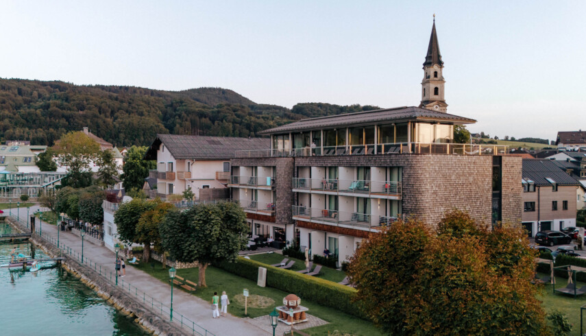 Freundinnen genießen den Wellnesstag im Seehotel