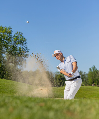 Golf-Pro Matthias Schwab beim Abschlag. Golfclub Altentann im Salzburger Land (c) Salzburger Land