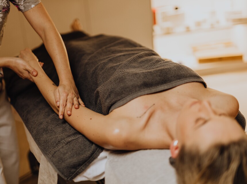 Eine Frau wird im SPA bei den Schultern Massiert