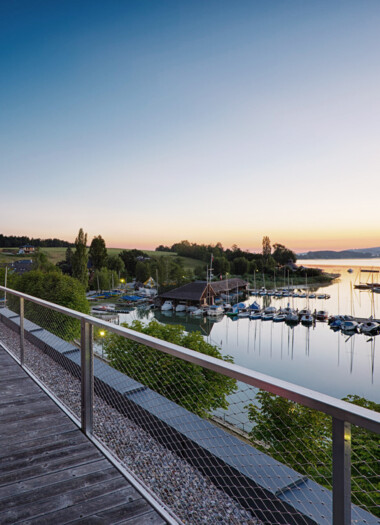 Der Ausblick auf den See von der Wellness-Terrasse im Hotel Seewirt Mattsee aus