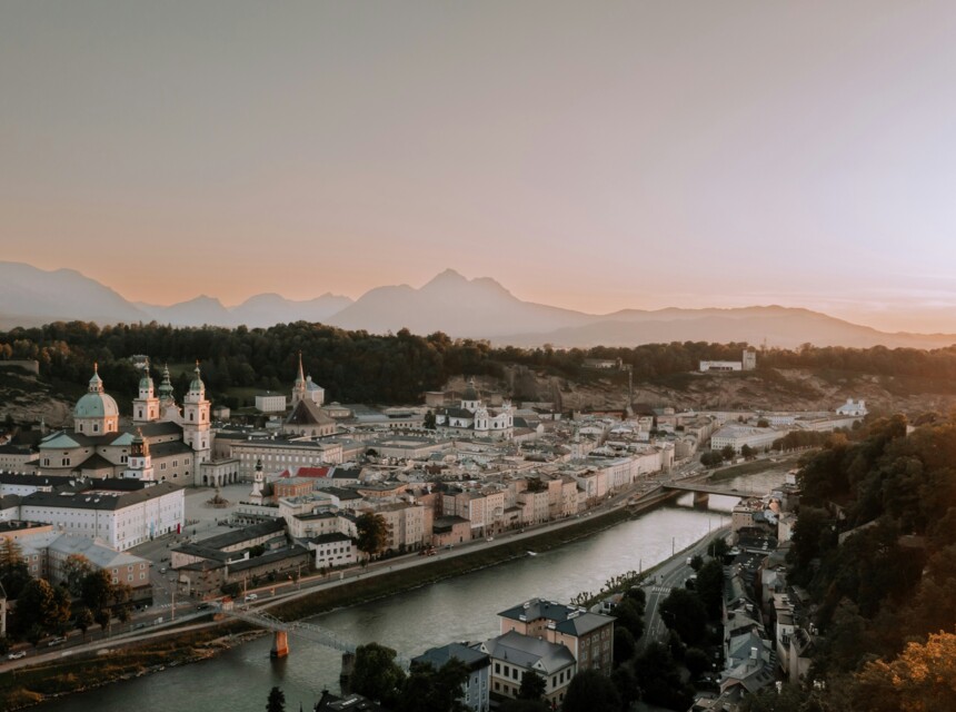 Salzburg in herbstlicher Stimmung die Berge im Hintergrund