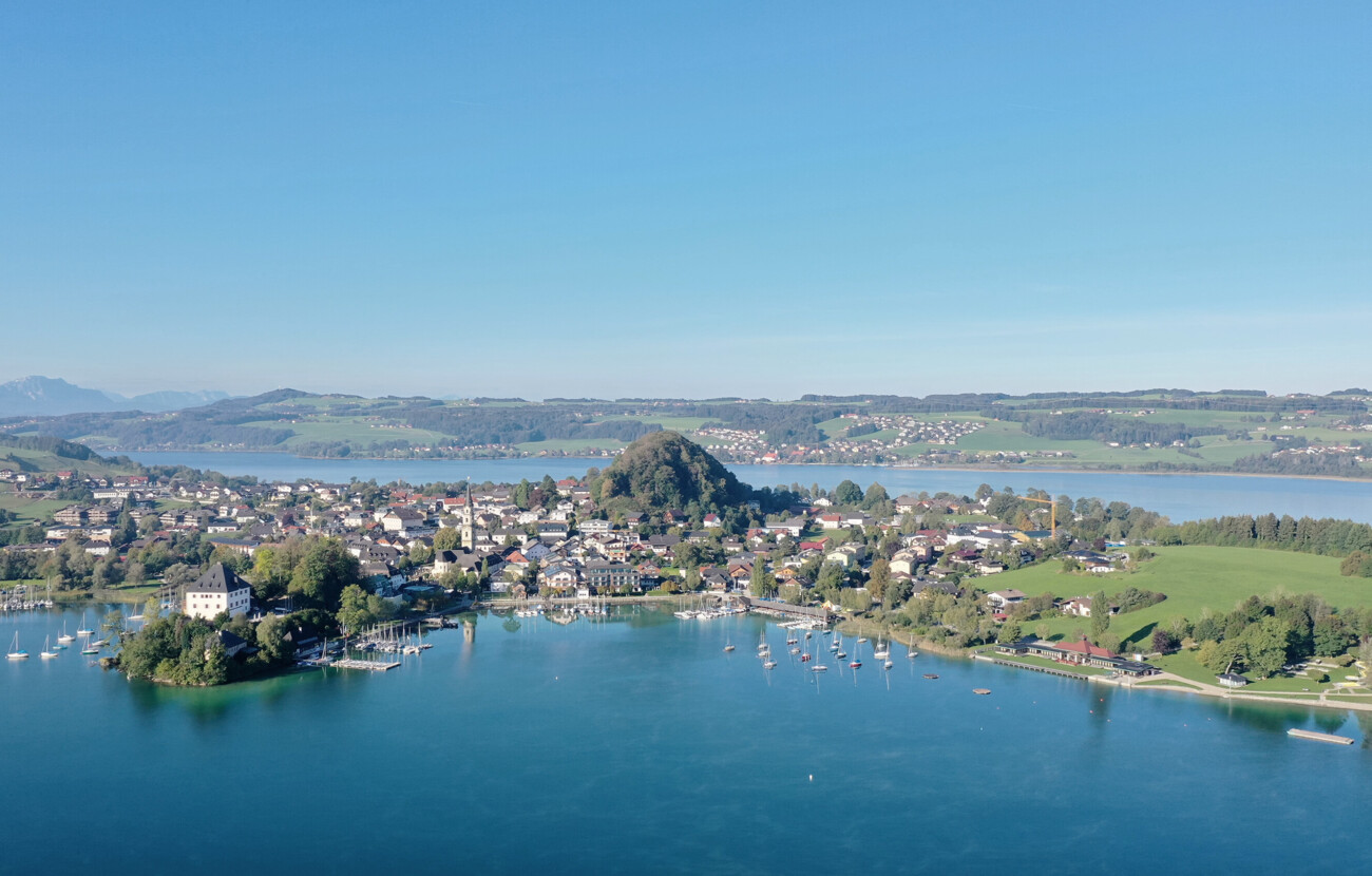 Luftaufnahme von Mattsee mit Segelbooten und der Umgebung.