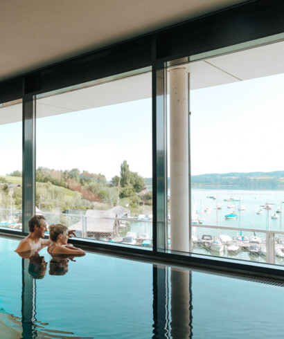Pärchen im Pool am See am Wochenende beim Wellnessurlaub im Seesidehotel Seewirt