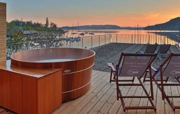 Die private SPA-Terrasse einer Suite mit Blick auf den See