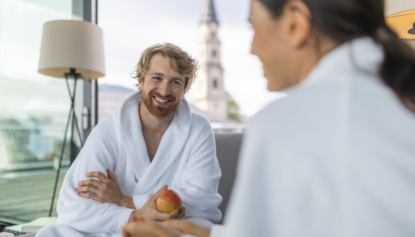Ein Paar lächelt sich im Ruheraum des Hotels Seewirt Mattsee an