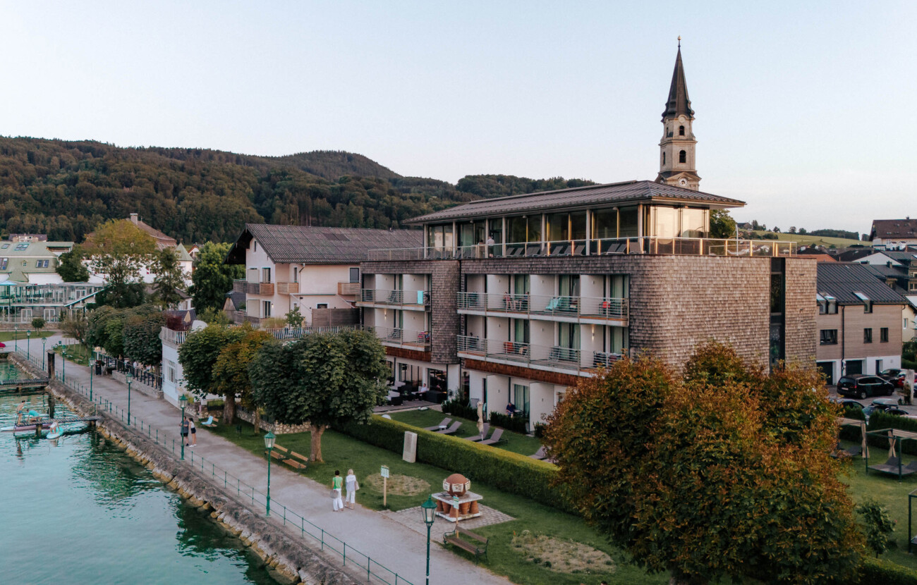 Außenansicht vom Haupteingang des Hotels Seewirt Mattsee