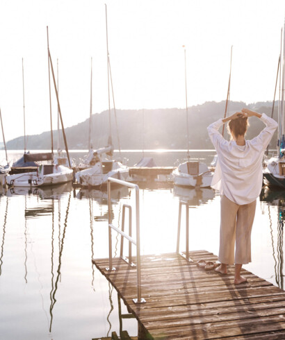 Frau am Steg am See am Wochenende beim Wellnessurlaub im Seesidehotel Seewirt