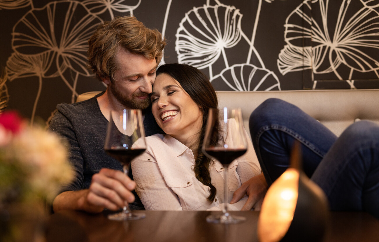 Ein junges Paar genießt einen Drink in der Hotelbar