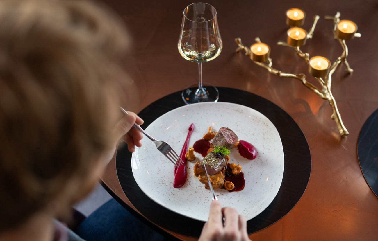 Ein Paar beim romantischen Candle-Light-Dinner bei Salzburg