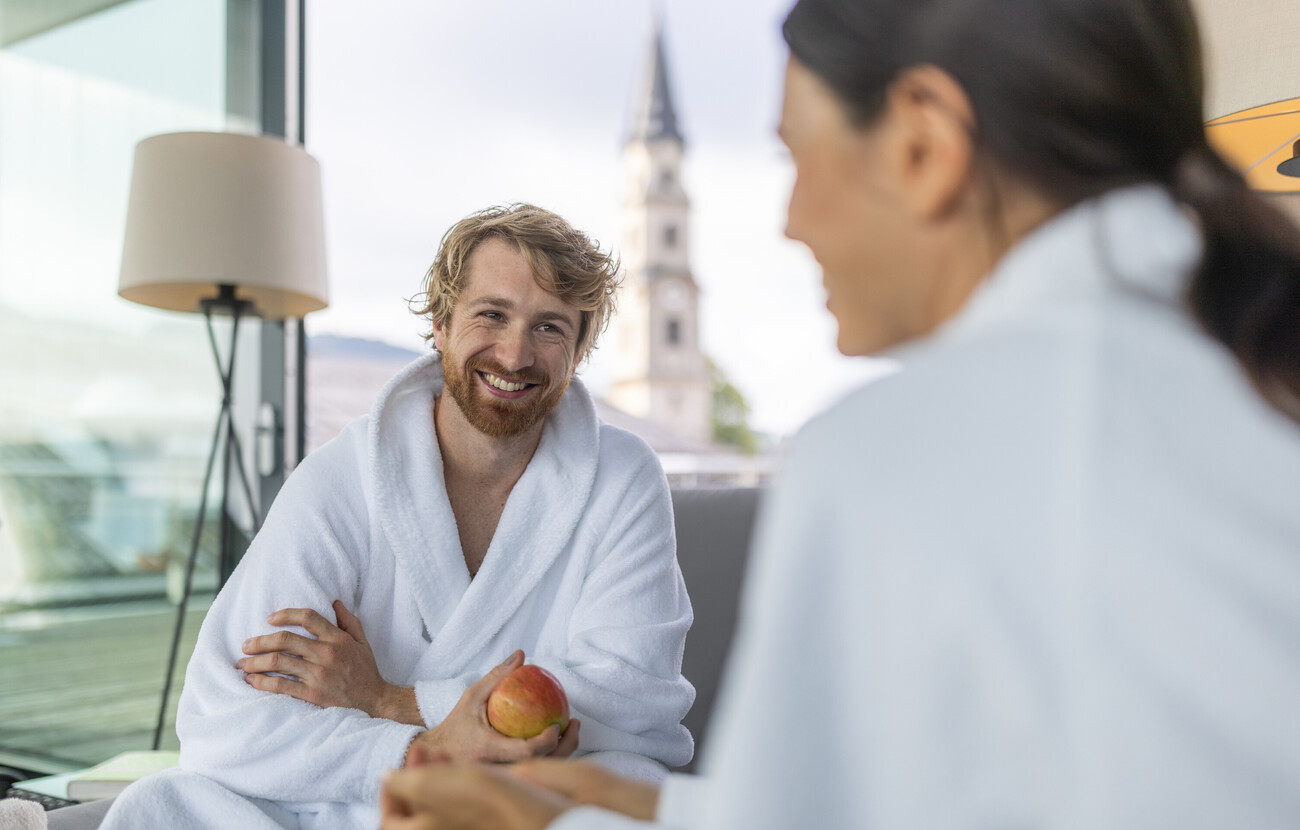 Ein Paar sitzt im Wellnessbereich des Hotels Seewirt Mattsee