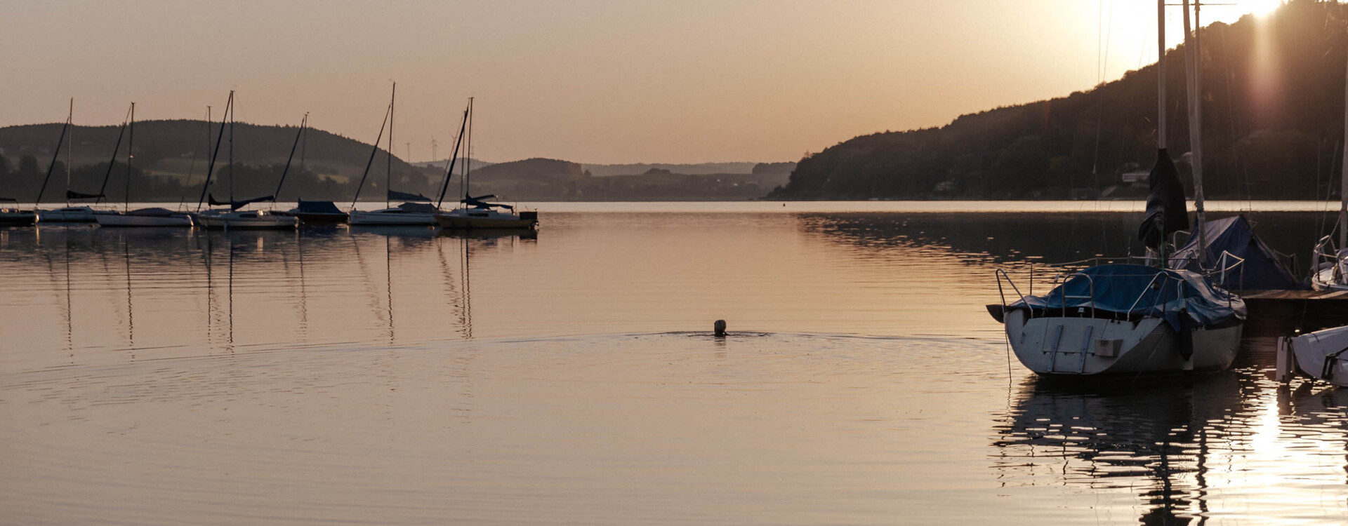 Ein Paar genießt den Ausblick auf den See von der Hotel-Terrasse im Seewirt Mattsee aus