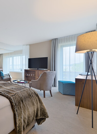 Eines der hell gestalteten Zimmer im Hotel Seewirt Mattsee