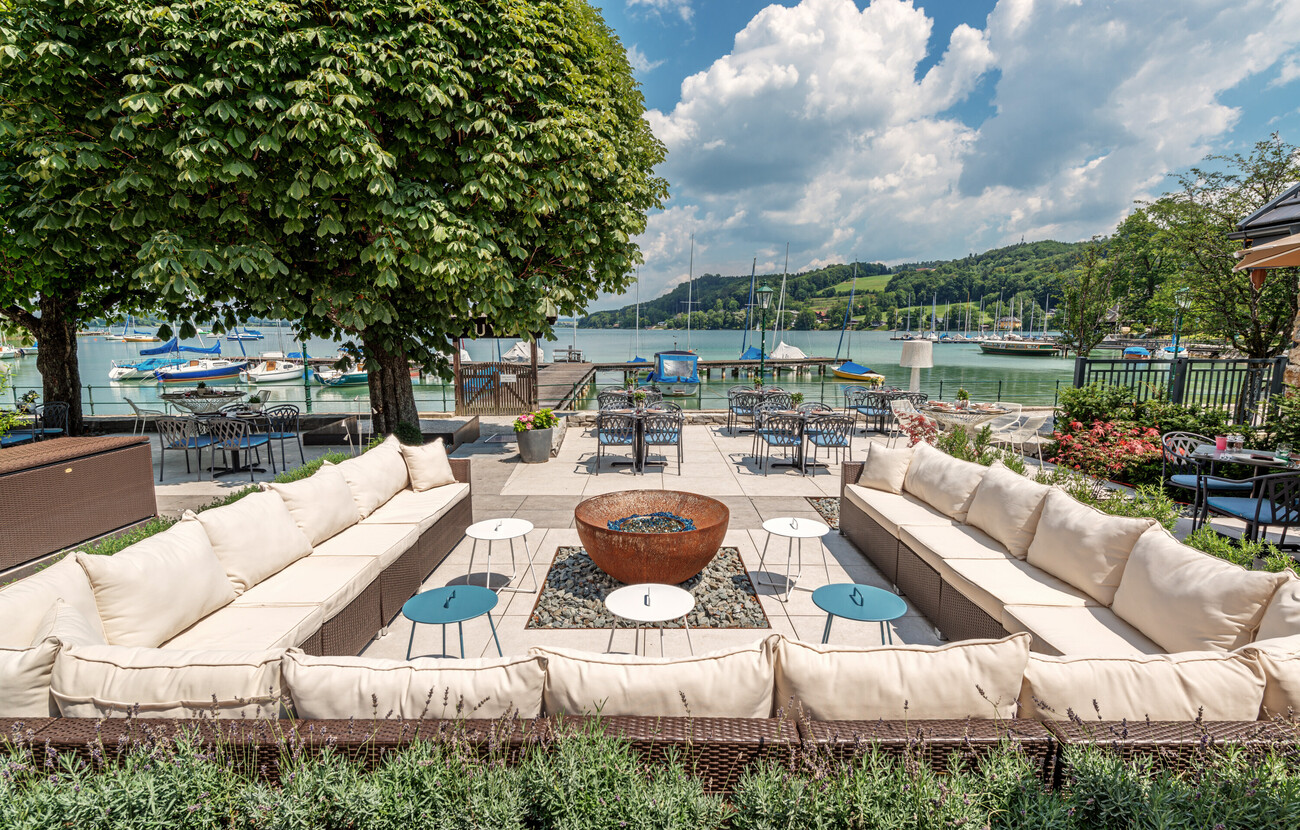 Die Lounge in der Bar am See
