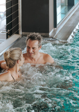 Ein Paar genießt die Ruhe im Panorama-Pool