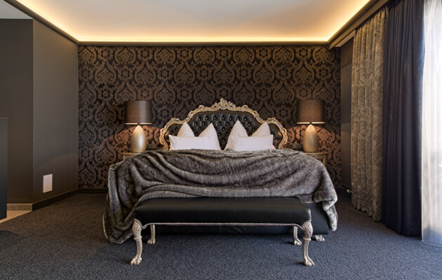 Ein dunkel eingerichtetes Hotelzimmer