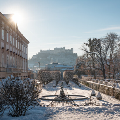 Salzburg zu Weihnachten im Mirabellgarten mit Blick auf die Festung Hohensalzburg