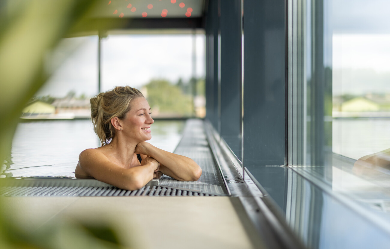 eine Frau genießt den Ausblick vom Panorama-Pool