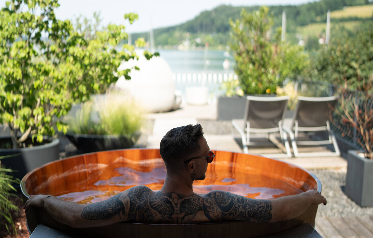 Ein Mann sitzt im Badezuber und schaut auf den Mattsee