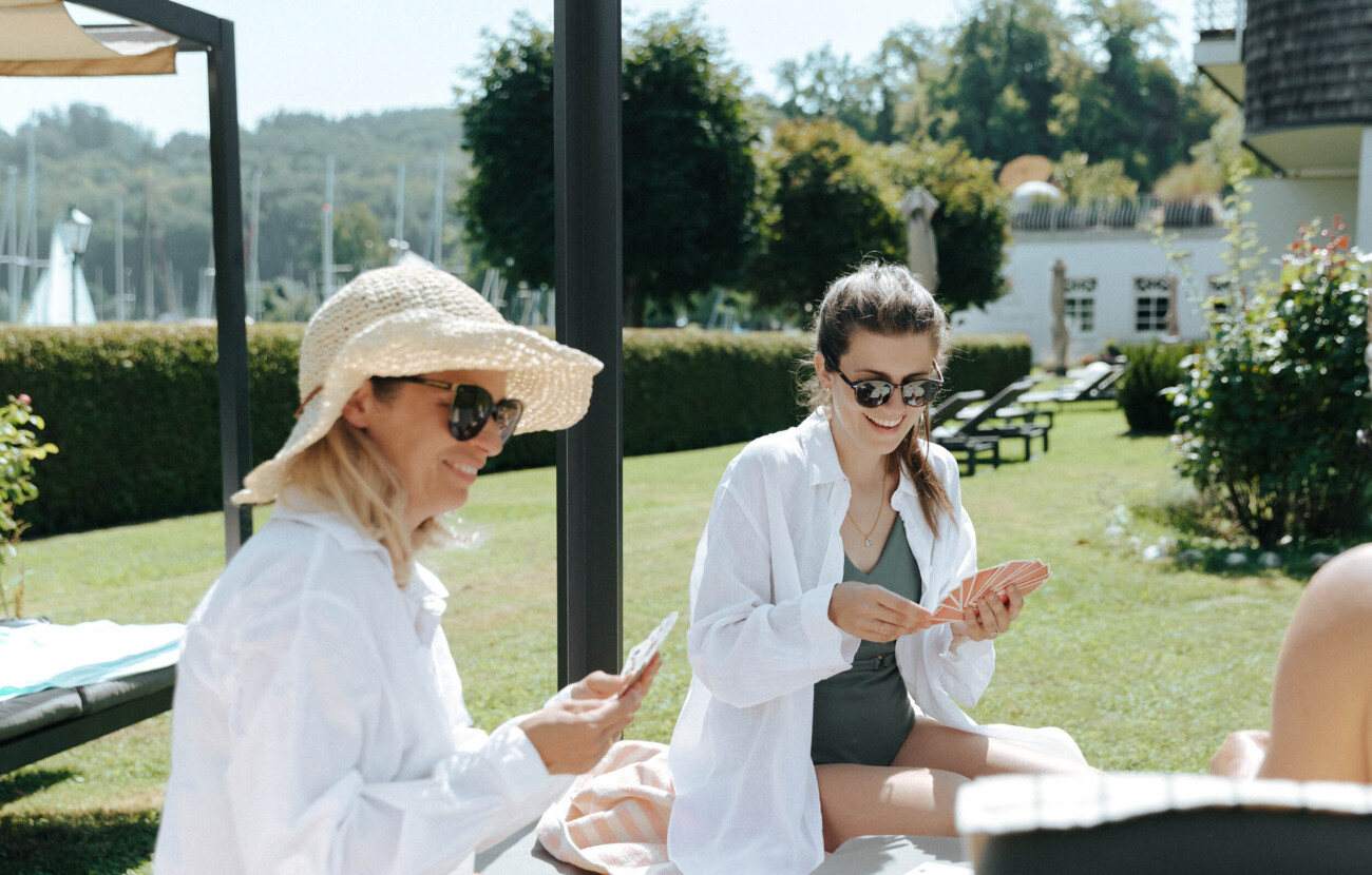 Die private SPA-Terrasse einer Suite mit Blick auf den See