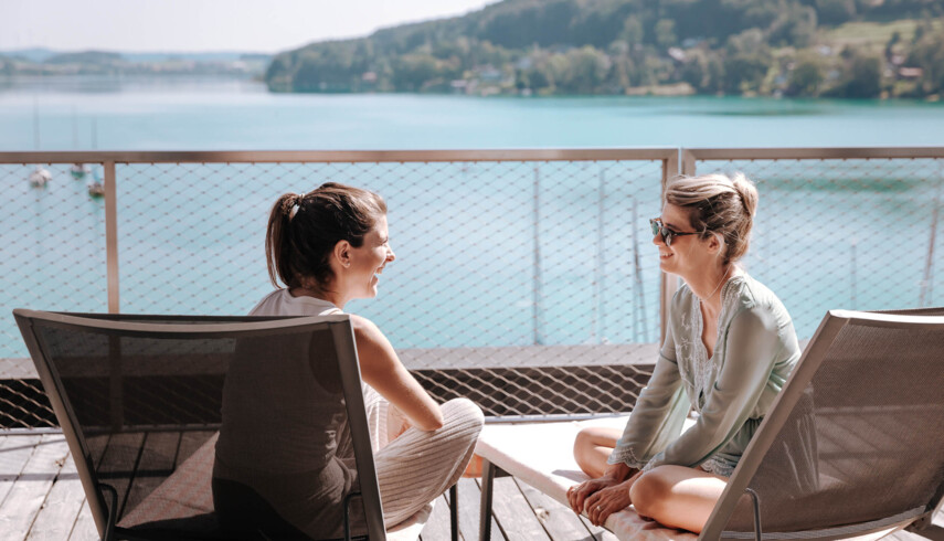 Freundinnen genießen den Wellnesstag im Seehotel 