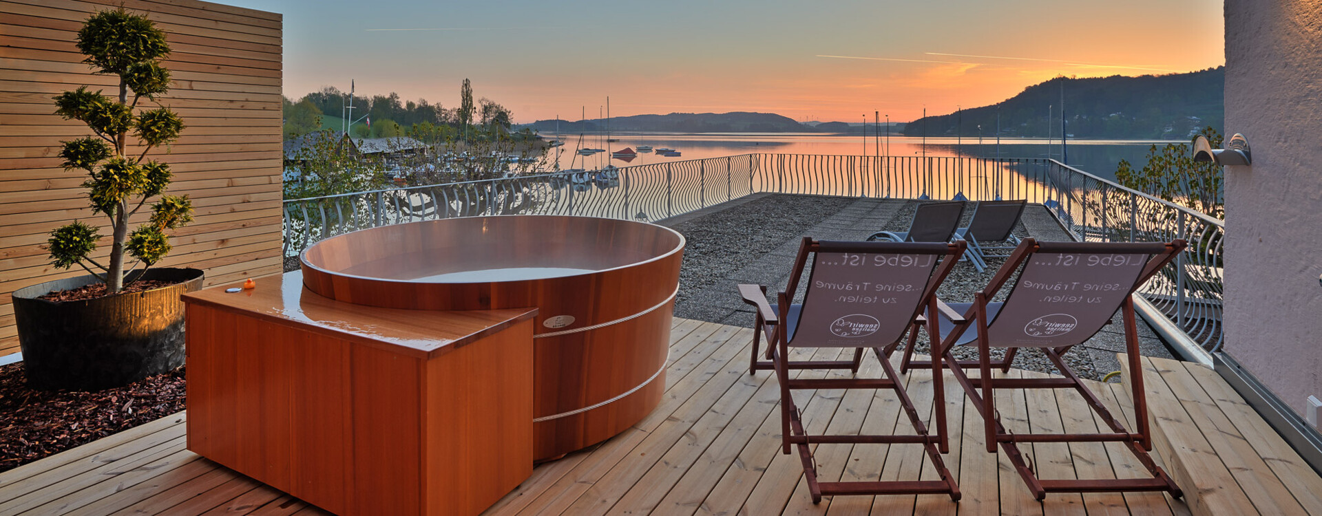 Der geräumige Schlafbereich in der Wellness-Suite mit eigener Sauna