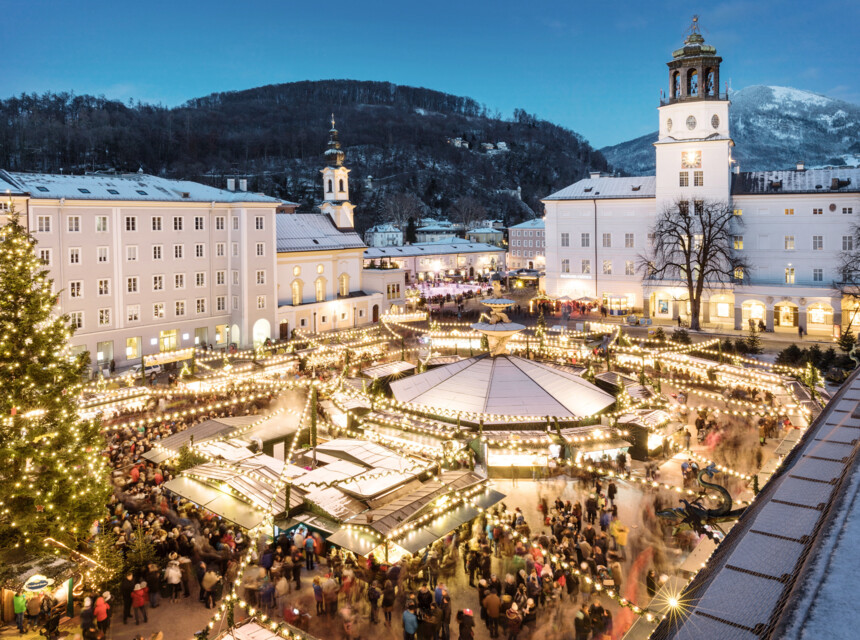 Der hellerleuchtete Christkindlmarkt beim Adventurlaub in Salzburg