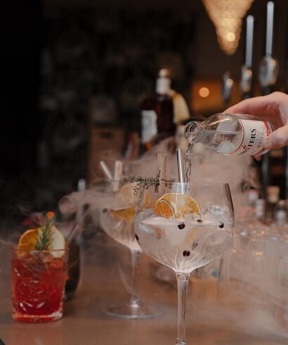 Paar beim Winterurlaub mit Feuerschale